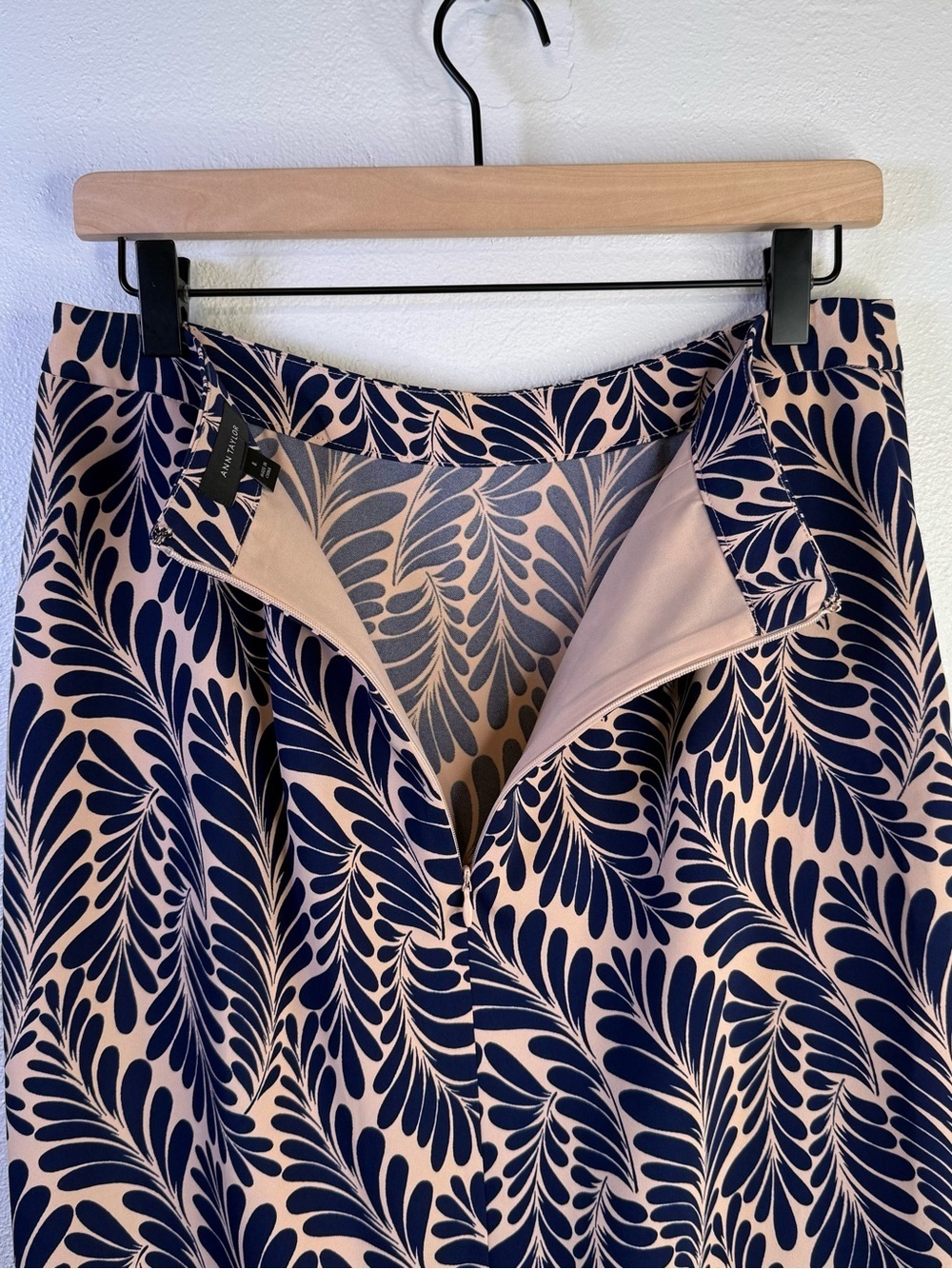 Ann Taylor Women’s Midi Pencil Skirt Faux Wrap Navy & Beige Petal Print Size 8 - Picture 14 of 16